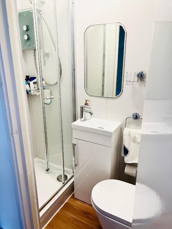 Modern Cosy Room With Private Bathroom Harrow Esterno foto